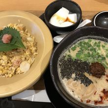炒飯とハーフ担々麺のセット