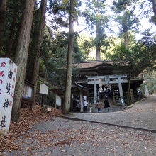 緩やかな坂をのぼっていくと、由岐神社に到着！