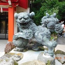 宝物殿前の狛犬さま