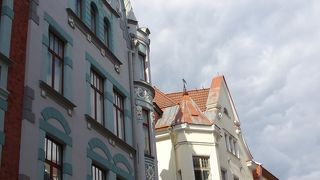 レストランやギルドハウスが軒を連れる、にぎやかな通り