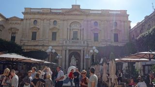 リパブリック広場の正面にあります。親しみのわく建物です。