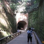 トンネル内の壁に閉鎖したトンネルの跡がありますが、これはトンネルに平行してあった軍事施設への出入り口です。