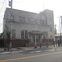 当初は警察署庁舎だった昭和5年築の建物です