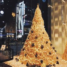 ピアノの端材で作られたクリスマスツリー