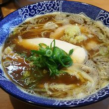 チャーシューの上に生姜が。