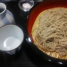 お蕎麦が登場、細くて綺麗。