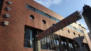 その名のごとくオレンジ色の舗装ですが。