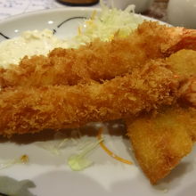 フライ盛り　エビフライが二本も
