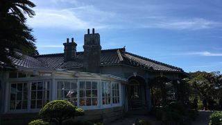 丘の上の洋館と庭園。