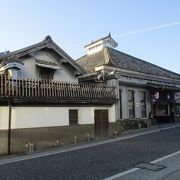 元禄１５年（１７０２年）に建てられた蔵で今も酒を造り続けている老舗酒蔵が平成２９年７月に改装したお洒落で落ち着いた空間です。