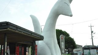 大きな狐の像と足湯があったJR湯田温泉駅