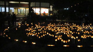 豆田町および花月川周辺で「千年あかり」が開催され、長福寺境内もたくさんのあかりで美しく照らされていました。
