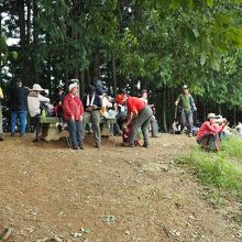 多くの登山者がここで休憩します