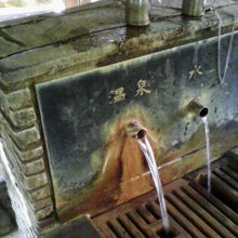 備え付けのカップで掬って自由に飲めます