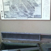 歩道脇など何箇所かにガラス窓があります