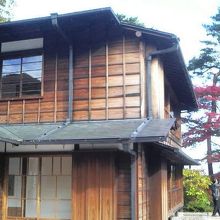 昔ながらの和風建築のたたずまいが残ってます