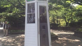 レトロな電話ボックス。