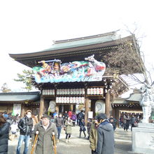 ねぶたの飾りが正月気分をだしています