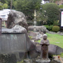 湯掛け稚児大師の像