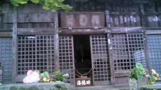 小高い場所にひっそりと