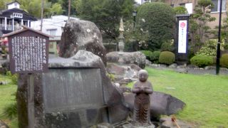 垂直に突き立つ独鈷杵