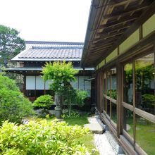 右手のガラス戸のところがレストラン