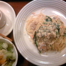 サラダとスープ付きのパスタ