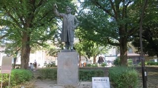 野口英世博士の像が上野公園内にあります