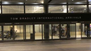 トランジットでも荷物は一度受け取ります