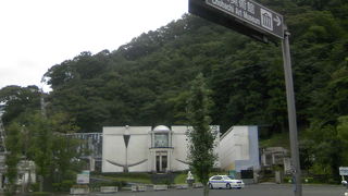 作品群は和風、外観は洋風