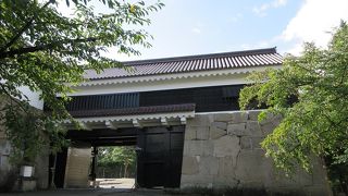 迫力のある城門。