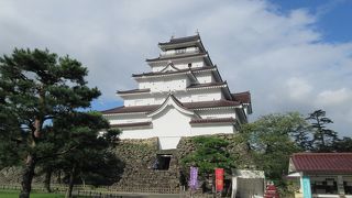 昭和の時代に復元された天守閣。