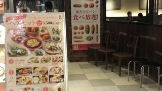 焼きたてパンが次々と