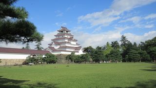 会津若松城の一帯が広大な公園になっています。