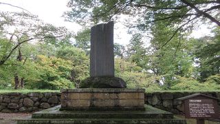 戊辰戦争の戦後処理に尽力した家老の碑です。