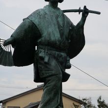 傾いている阿国