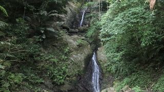 小規模ですが、車で滝の前まで行けます