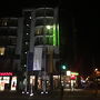 トラム駅前の交差点角に立つホテル。ベルリン中心からはやや離れている。ビジネス向き。
