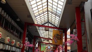 アーケード付で快適な昔ながらの商店街