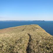 人がいなくて癒される草原の高台の岬