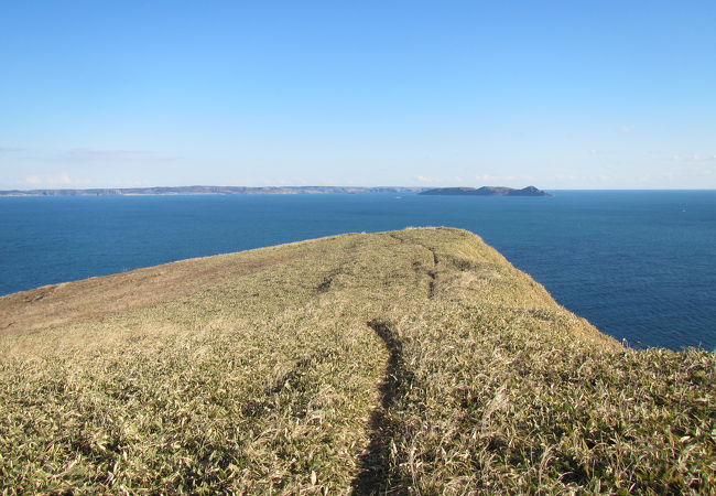 人がいなくて癒される草原の高台の岬