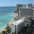 ワイキキビーチの目の前にある大規模ホテルです．
