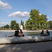 ワルシャワ市内を流れるヴィスワ川のほとりにある公園です。