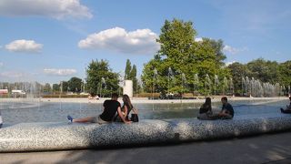 ワルシャワ市内を流れるヴィスワ川のほとりにある公園です。
