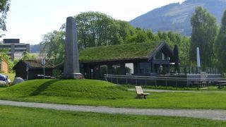 湖に反映して美しい景観でした