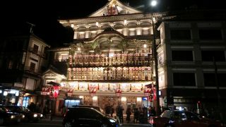 新装成った南座は夜も輝いて人目を引く。