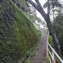 駅を出て下古沢方面への下り坂