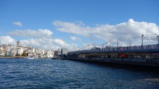 釣り人がいっぱいの眺めが良い橋