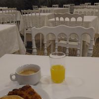 朝食　パン、ハム、チーズ、スクランブルエッグ