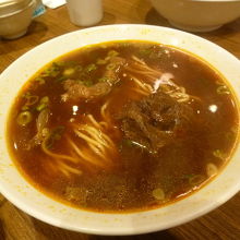 友人は牛肉麺を注文。味はあんまり